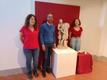Il curatore della mostra "Le vite del marmo" Gianfranco Adornato, professore associato di archeologia classica, con le assegniste di ricerca Alessia Di Santi (sulla sinistra) e Martina Borroni
