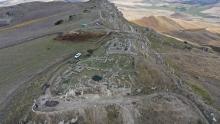 Rocca d&#39;Entella. L&#39;altura del Castello da NordOvest. In primo piano gli edifici antichi, in parte coperti dalle strutture medievali.