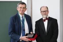 Cerimonia di premiazione, con il Prof. Luigi Ambrosio insieme al Prof. Bernd Kirchheim, dell'Università di Lipsia, con il quale scrisse nel 1999 uno dei suoi lavori più importanti