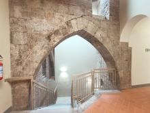 Scorcio di casa torre con argo ogivale all'interno del Palazzo della Canonica