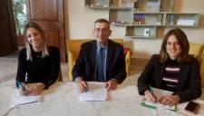 Nella foto il Direttore della Normale, Luigi Ambrosio, con le funzionarie dell'Agenzia del Demanio, Lucia Vannucci e Tiziana Pardini 